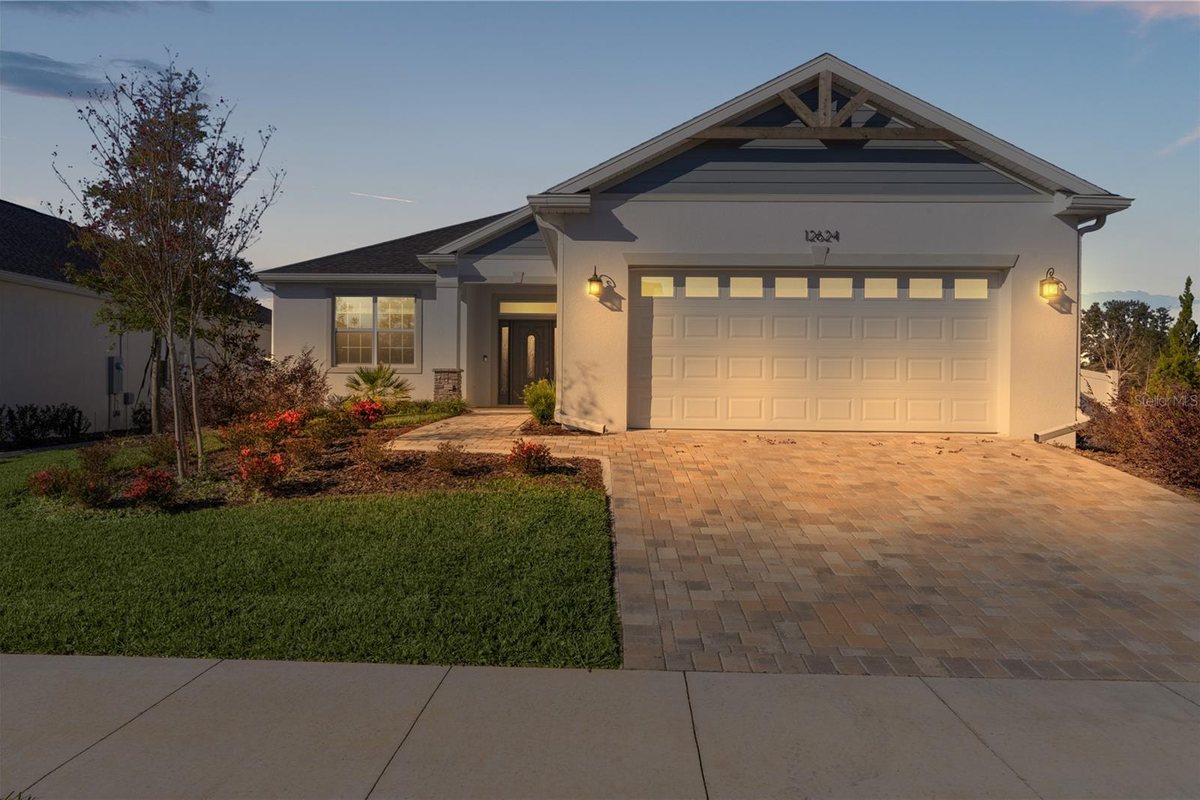 12624 NE 49th Dr, Oxford - front elevation at dusk